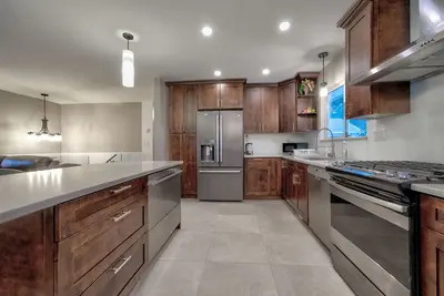 Image de 6 bedroom, 2 kitchens, 2 dining room home with large backyard in quiet area