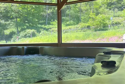 Image de Experience Seneca Rocks in a cozy 4-bedroom cabin Hot Tub, Pool Table, Foosball.