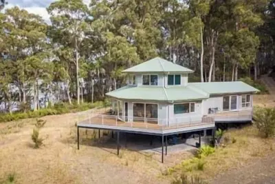 Image de Tall Trees waterfront retreat