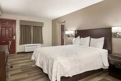 Image de Family-friendly Lodging! Close to Lake Erie Arboretum at Frontier! Free Parking