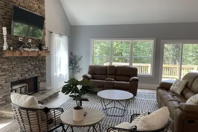 Image de Lake Front Cottage with New Dock & Kid’s Kayaks