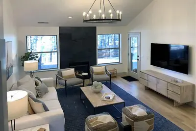 Image de Flagstaff Trendy Mountain Getaway Perfect for Families with Large Backyard