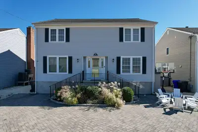 Image de Newly listed pet friendly home on quiet scenic lagoon, Walk to beach. A Must See
