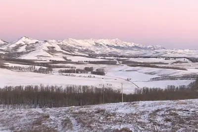 Image de Spectacular views from this cabin tucked on a hillside
