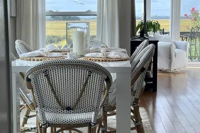 Image de Tennis Courts in front and the ever changing Marsh in back. Golf cart included.