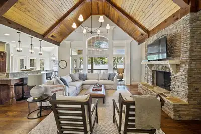 Image de Spacious Lake Home - Great Outdoor Living Spaces & Dock in Gated Golf Resort