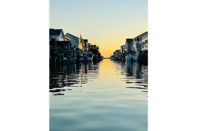 Image de Entire spacious waterfront home, large bulkhead, walk to the beach!