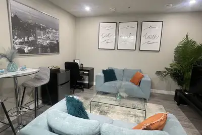 Image de 15mins to the Airport- Legal 1 bedroom Basement Suite with a separate entrance! !