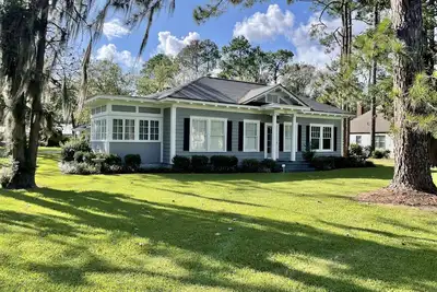 Image de Large Updated Historic Home Short Walk to Downtown