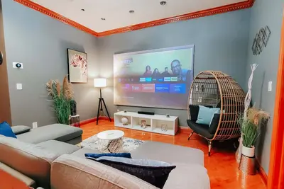 Image de IceCream / Pool Table / 120\" Projector / King Bed