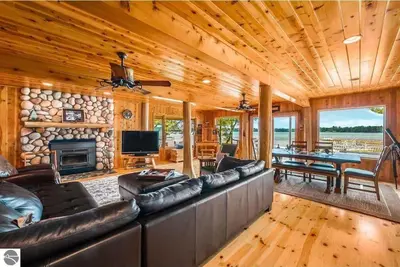 Image de Cozy Cottage on Lake Margrethe. . .