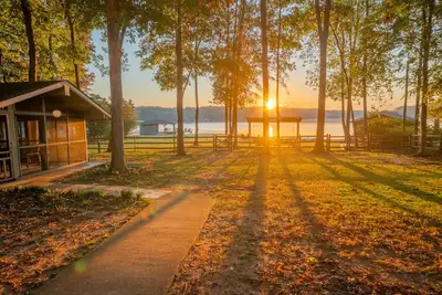 Image de Private Lakefront Spread: BigH2O, Smokehouse, Spa, Firepits, Fence, Pets