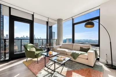 Image de West Loop Scenic Views + Private Balcony Retreat