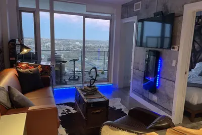 Image de Jr. Penthouse Style Dt Condo next Door to Bmo Center/Saddledome. Best balcony!