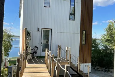 Image de Romantic Family Lake front Cabin getaway 45 min W of Edmonton. 5 star cabin.