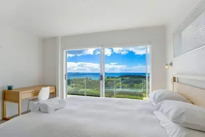 Image de Palm Ridge - Palm Ridge is a well presented near new holiday home sitting on the ridge-line overlooking the beautiful Palm Beach and beyond. With stunning views this lovely, North facing home enjoys all day sun, from the moment you get up until the s