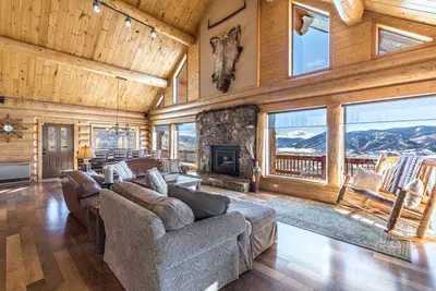 Image de Custom-Built Log Cabin - Impeccable Views - Atv's Welcome