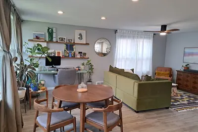 Image de Gorgeous Mid Century 3 bed with hot tub near Lincoln Square