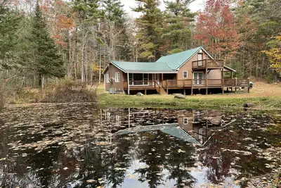 Image de Roudy’s Retreat: Secluded Mountain Cabin with Hot Tub and Private Pond