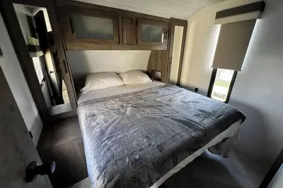 Image de Delightful 2 bedroom Rv with a virtual fireplace.