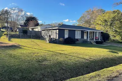 Image de Cozy two bedroom home with large covered deck
