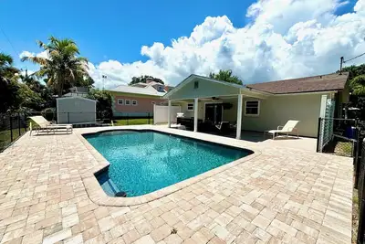 Image de Bright, sunny pool home!