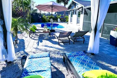 Luxurious Coastal 3 bed 2 Bath Private Pool minutes from Beach