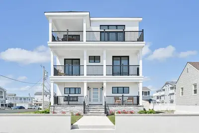 Image de Beachfront Multi-Family Home, 3 levels with decks!