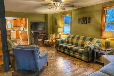 Image de Large, 4 Br (1 King, 2 Queens), 2 Bath, Recently Renovated