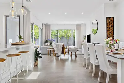 Image de Luxury Coastal Escape - 5min Beach, 1min Cafes