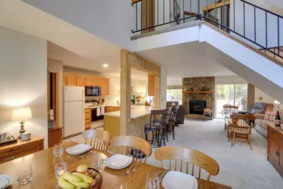 Image de Charming Hidden Valley Resort Home: Walk to Slopes