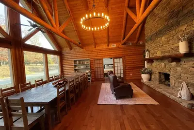 Image de 10 bdrm Cabin Lodge with Hot Tub, Grill & Firepit 10 mins from the Dahlonega Sq.