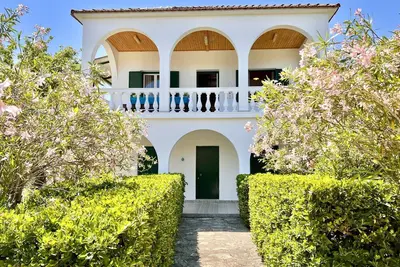 Image de Astra Beach House in Astrakeri Bay