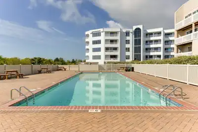 Image de Brigantine Condo w/ Beach Access & Pool Views
