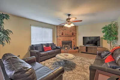 Image de 16 Mi to Dtwn Dallas: Spacious Home w/ Yard!