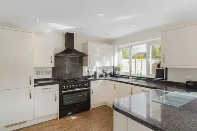 Image de Spacious 5 bed Sunninghill with driveway parking