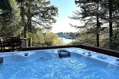Image de Chetco Riverview! Private! Rejuvenating Hot Tub! King Bed!