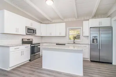 Image de Bright, Quiet & Modern 3bd/2bth Oasis