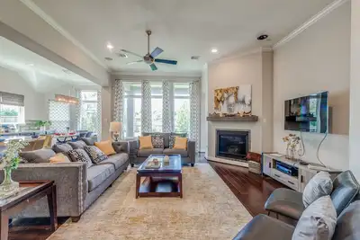 Image de Luxury Katy Retreat- 5 bed/ 3 bath - Bbq Grill, Fire Pit/Office/Tv Projector