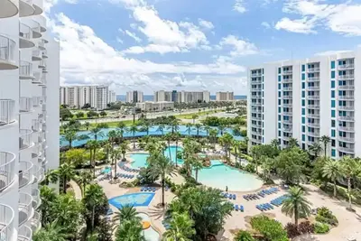Image de 2 King Bedrooms~2 Balconies~Lagoon Pool and Partial Gulf Views~Updated Unit!