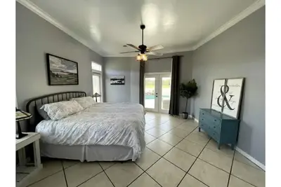 Image de Relaxing and Peaceful 4 bedroom/2 bath home with heated pool.