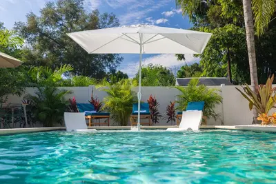 Image de Trendy 7 Bedroom Home | Private Heated Pool