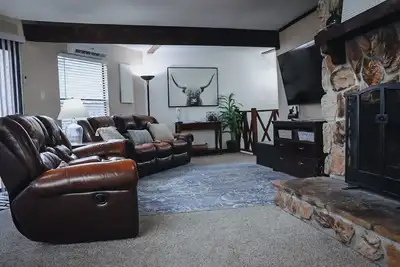 Image de Mystic Pines-Spacious 2bd/2ba condo in a great location w/ deck& Fire Place!