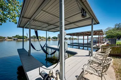 Image de Cheerful home - walking distance to private dock for fishing or swimming!