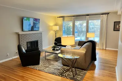 Image de Modern 4+ bed, fenced yard, attached garage home in a wonderful neighborhood