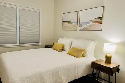 Image de Cozy 2 bedrooms in the heart of historic Linden Hills Neighborhood