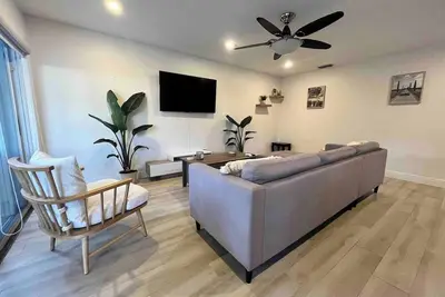 Image de Cozy Oasis Pool Home-1 Min from Baptist Hospital