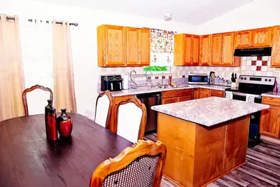 Image de 4 Bedroom home w/ fireplace