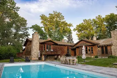 Image de Experience Rustic Luxury at a Working Cattle Ranch