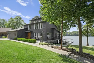 Image de Whiskey Sunsets: Stunning Peninsula Retreat with Panoramic Lake Views, Dock, Hot Tub, and More!